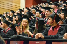Les diplômés pendant la cérémonie