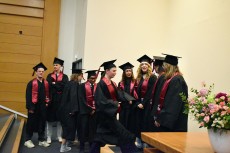 Les diplômés attendent leur diplôme