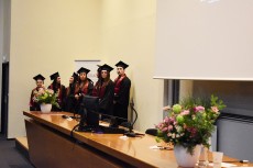 Les diplômés attendent leur diplôme