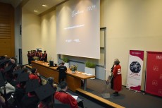 Les diplômés attendent leur diplôme