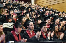 Les diplômés pendant la cérémonie