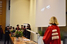 Les diplômés reçoivent leur diplôme