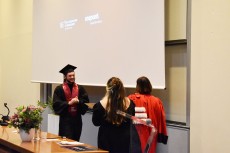 Les diplômés reçoivent leur diplôme