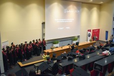 Les diplômés pendant la cérémonie