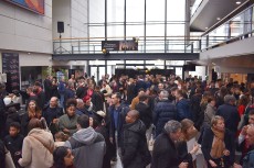 Les diplômés et leurs proches sont invités à partager un cocktail