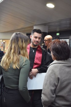 Les diplômés et leurs proches sont invités à partager un cocktail