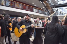 Les diplômés et leurs proches sont invités à partager un cocktail