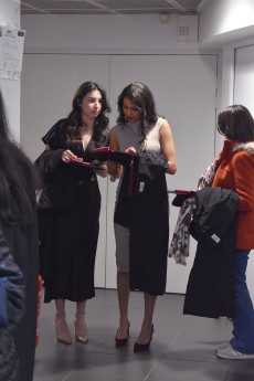 Les diplômés s'habillent pour la cérémonie