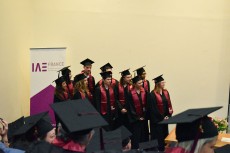 Les diplômés pendant la cérémonie