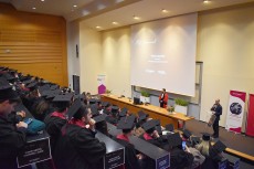 Les diplômés pendant la cérémonie