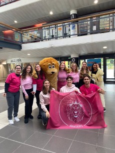 Les étudiants de l'IAE Angers tous en rose