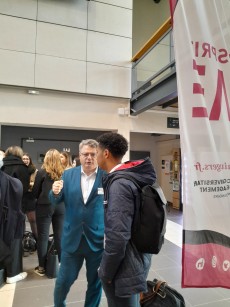 Un maitre d'apprentissage et son alternant en CCA